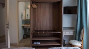 Wardrobe and desk in the room