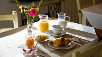 Petit déjeuner à table