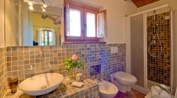 Salle de bain avec cabine de douche