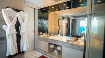 Badezimmer mit großer Duschkabine