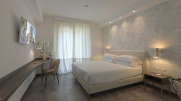 Double bedroom with flat-screen TV