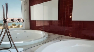 Jacuzzi in suite