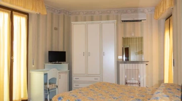 Schlafzimmer mit Kleiderschrank