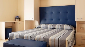 Doppelzimmer mit Schreibtisch