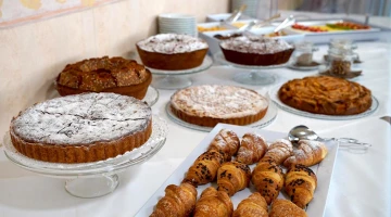 Kuchen am Frühstücksbuffet