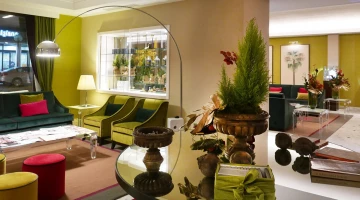 Großer Gemeinschaftsbereich in der Lobby