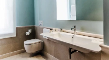 Privates Badezimmer mit Pflegeprodukten