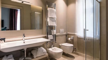 Badezimmer mit Duschkabine und Pflegeset