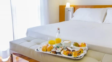 Frühstück im Zimmer serviert