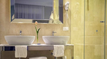 Badezimmer mit Duschkabine