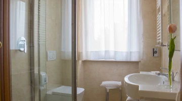 Privates Badezimmer mit Duschkabine