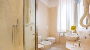 Badezimmer mit Duschkabine