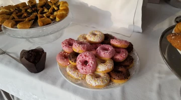 Frühstücksbuffet mit hausgemachten Kuchen und Torten