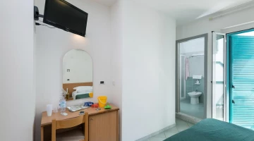 Double room with desk and en suite bathroom
