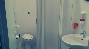 Proven bathroom with shower cubicle