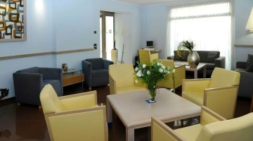 Salon avec chaises, tables et fauteuils