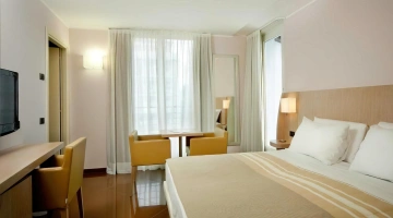 Chambre double avec télévision et balcon