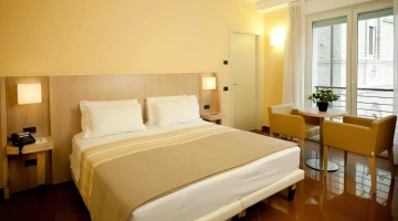 Table et chaises dans la pièce