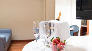 Flasche Sekt auf dem Zimmer