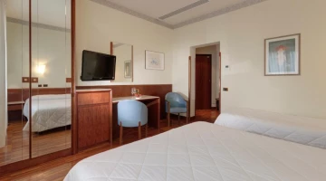 Dreibettzimmer mit TV