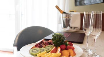 Obst und Sekt werden im Zimmer serviert