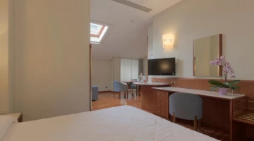 Sat-TV im Zimmer im Dachgeschoss