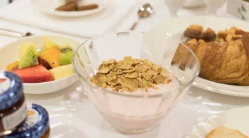 Frühstück mit Joghurt, Müsli und Obst