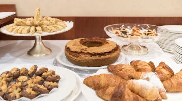 Dessertbuffet mit Donuts und Brioches