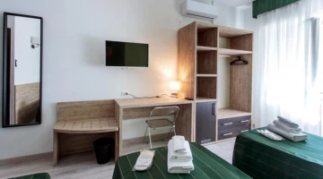 Triple room with TV and desk