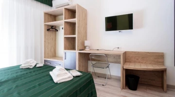 Double room with TV and desk