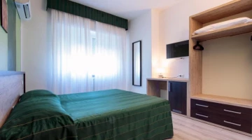 Double room with TV and desk