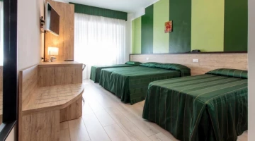 Quadruple room with TV and desk