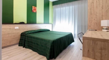 Double bedroom with desk