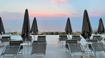 Solarium area in the pool
