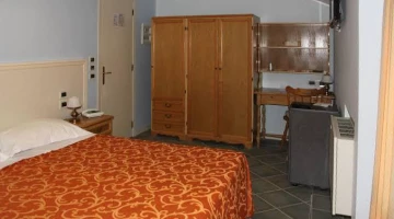 Environment for couples, with wardrobe and desk