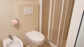 En-suite bathroom with shower cubicle
