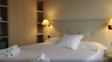 Double bedroom clothes hanger