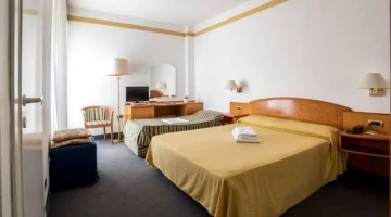 Triple room with TV and bathroom and balcony