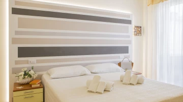Schlafzimmer mit Doppelbett