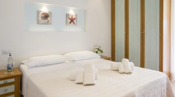 Doppelzimmer der Familie vom Schlafzimmer mit Gips getrennt