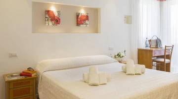 Schlafzimmer mit Doppelbett