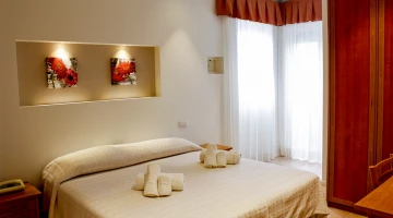Schlafzimmer mit Doppelbett