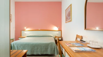Doppelzimmer mit Schreibtisch
