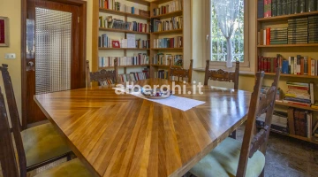 Bücherregal