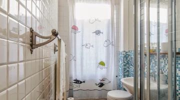 Privates Badezimmer mit Telefon und Duschkabine