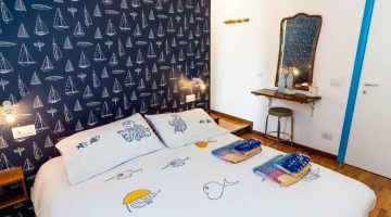 Doppelzimmer mit Badezimmerwäsche