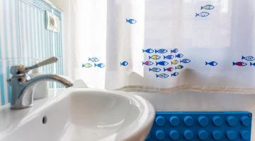 Badezimmer mit Telefon und Fenstern