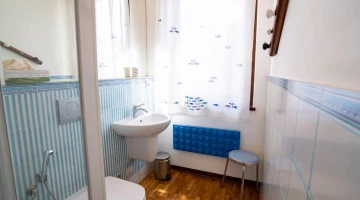 Badezimmer mit Duschkabine