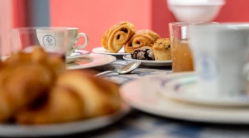 Brioches und Kaffee