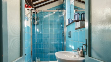 Badezimmer im Dachzimmer mit Duschkabine